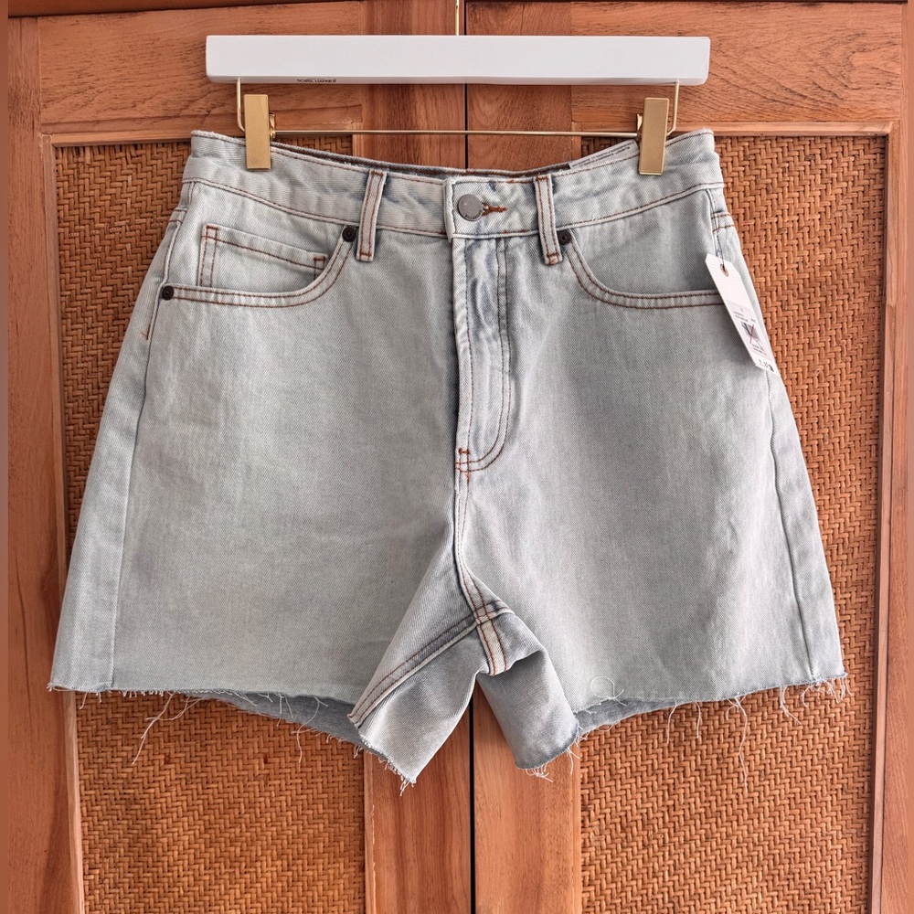 NWT Billabong Riley Cut Off Denim Shorts Size 31 12 Light Wash High Waist 4”
